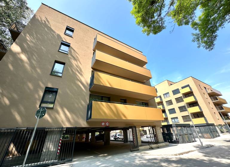 Bytový komplex se zasklenými balkony, garáže v Senici na Sadové ulici.