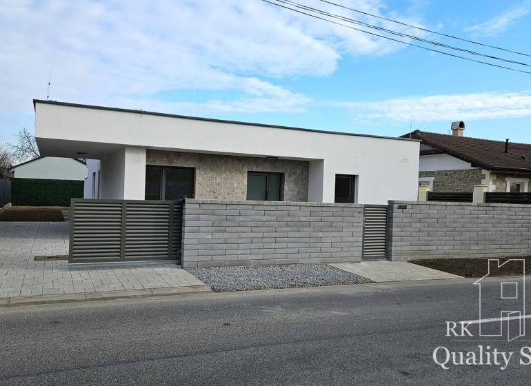 Rodinný dům v obci Tureň s moderní architekturou a kamennou fasádou.