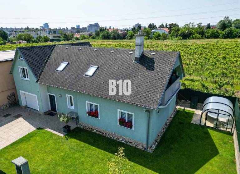 Rodinný dům v Bratislavě - Nové Město se zahradou a altánkem v klidné lokalitě.