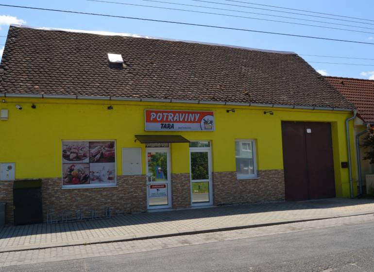 Obchodní prostory v Borském Svätém Juru s nápisem 