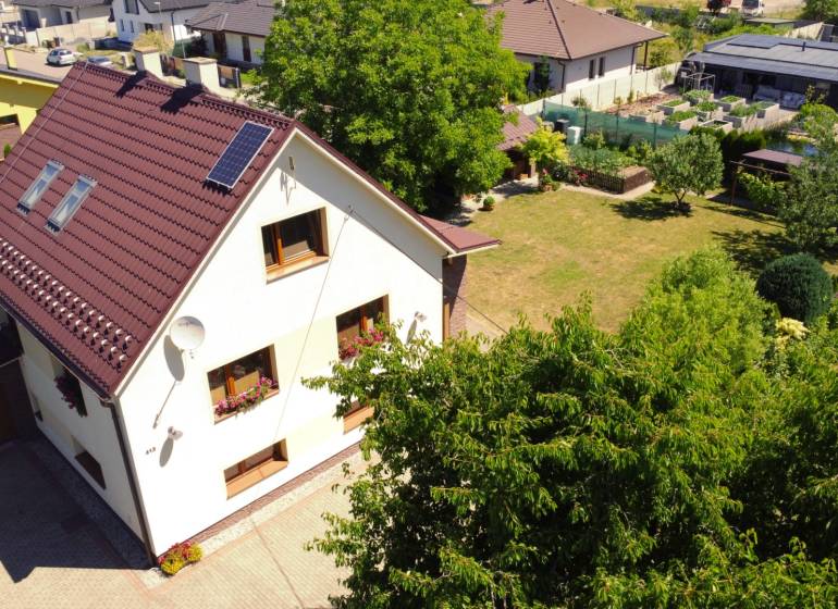 Rodinný dům v Kriváni na ulici Kriváň s prostornou zahradou a udržovaným trávníkem.