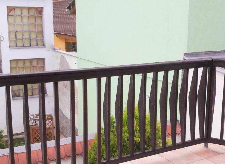 Balkon s výhledem na budovy, 2pokojový byt na Vrátnej ulici v Košicích.