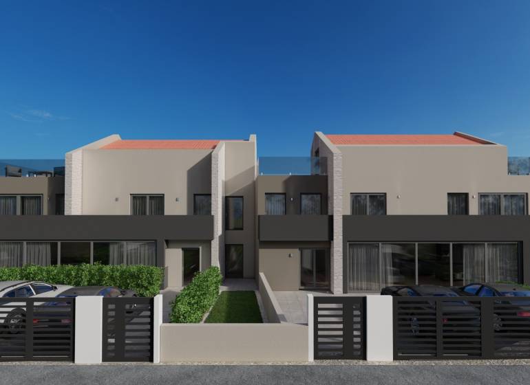 Vila v Poreči s moderní architekturou, před kterou je parkoviště a zeleň.
