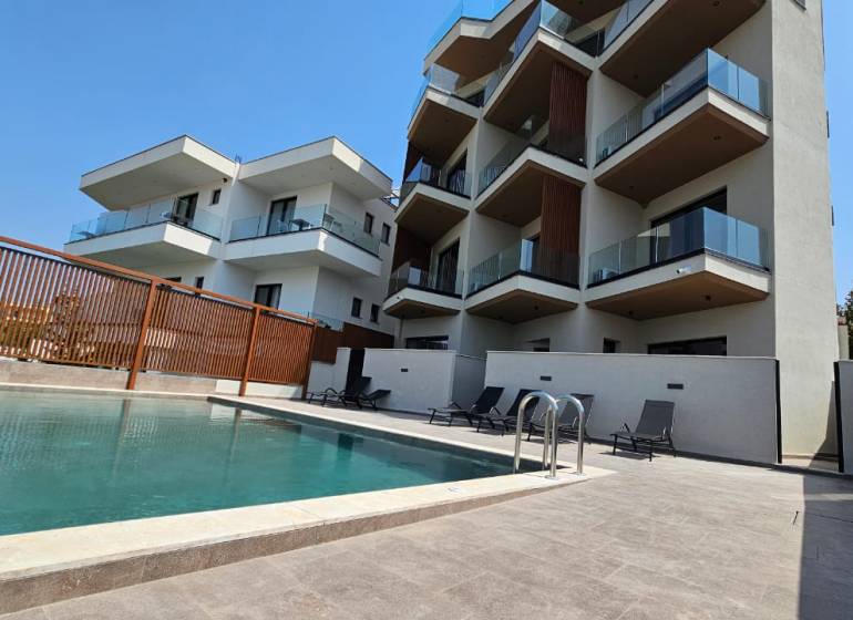 Rekreační apartmán v Ksamile s bazénem a velkou terasou na relaxaci.