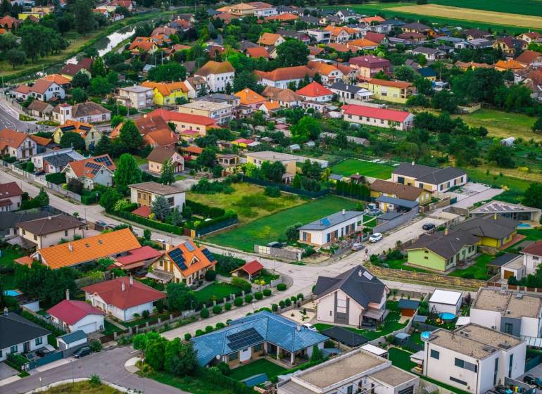 Letecký pohled na rodinné domy na Majerské ulici v Nové Dedince, Pozemky - bydlení.
