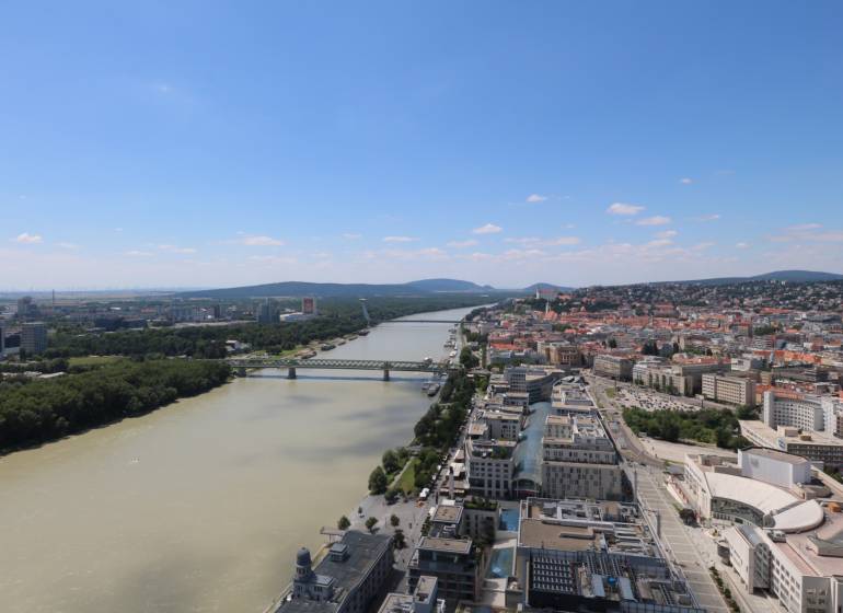 Pohled na řeku Dunaj a budovy v Bratislavě - Starém Městě z Pribinovy ulice.
