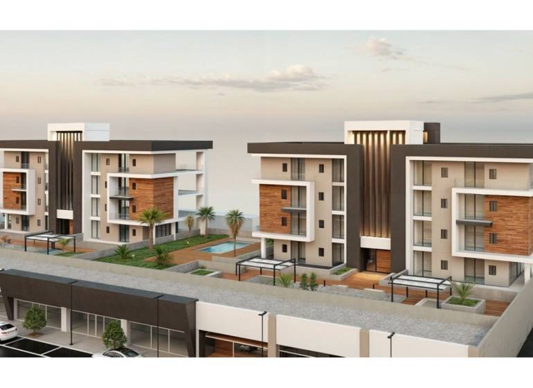 Exteriér rekreačních apartmánů v Los Alcázares se zelenými plochami a bazénem.