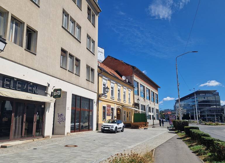 Obchodní prostory na Konventní v Bratislavě - Starém Městě s auty a chodci.