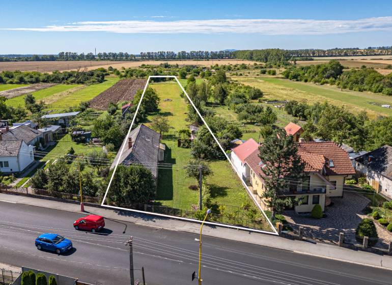Letecký pohled na pozemky - bydlení v Sečovcích s rodinnými domy a přírodou.