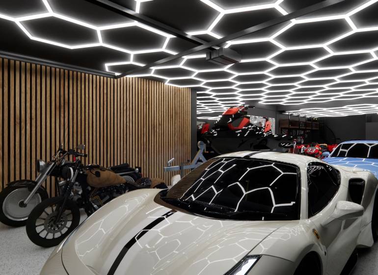 Obchodní prostory s automobily, motorkami a unikátním osvětlením stropu v garáži.