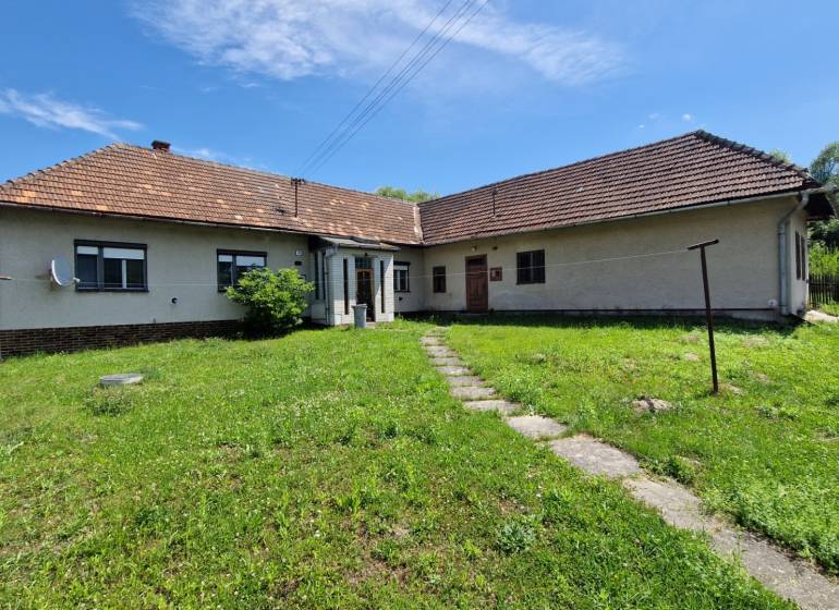 Rodinný dům v Mníšku nad Hnilcem s rozlehlou zahradou a satelitní anténou.