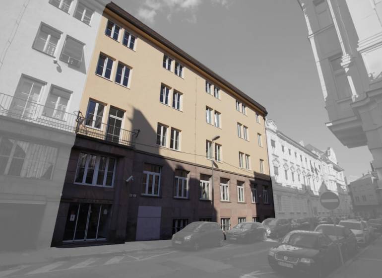 Budova na Gunduličově ulici v Bratislavě - Staré Město obklopená auty v řadové zástavbě.
