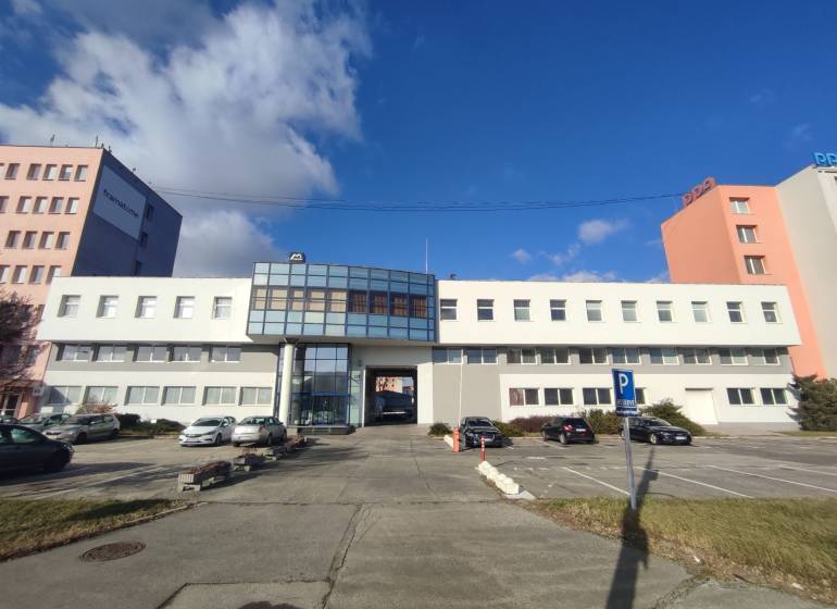 Kanceláře na Vajnorské ulici, Bratislava - Nové Mesto, s parkovací plochou a auty.