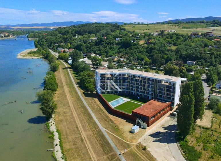 Letecký pohled na 3-pokojový byt u řeky ve městě Banka.