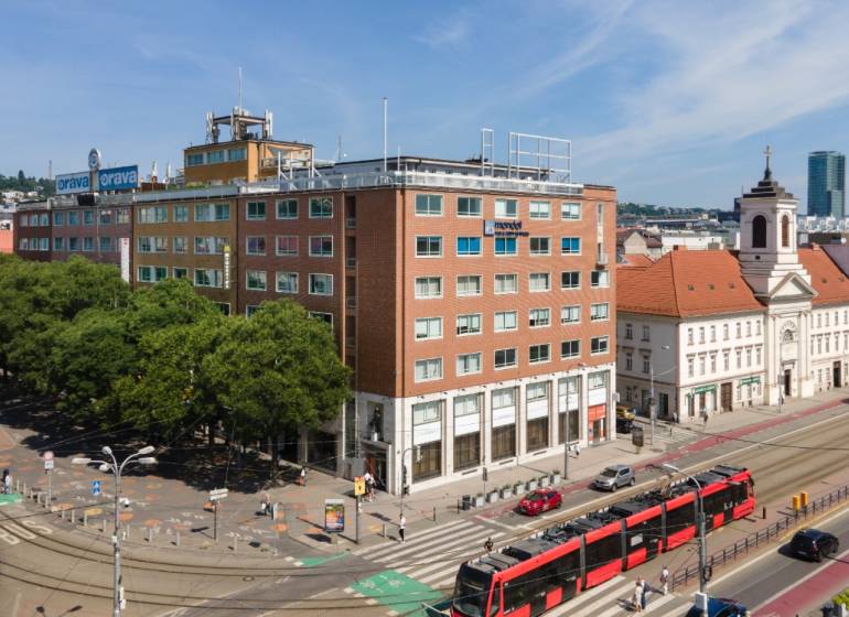 Budova kanceláří na ulici SNP, Bratislava - Staré Město, tramvaj projíždí ulicí.