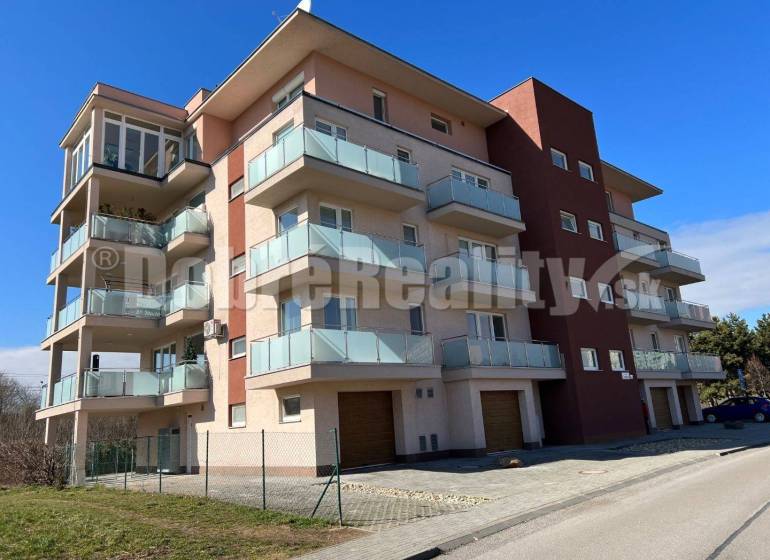 Bytový dům na Stančeka v Prievidzi, zachycující 2-pokojové byty se zasklenými balkóny.
