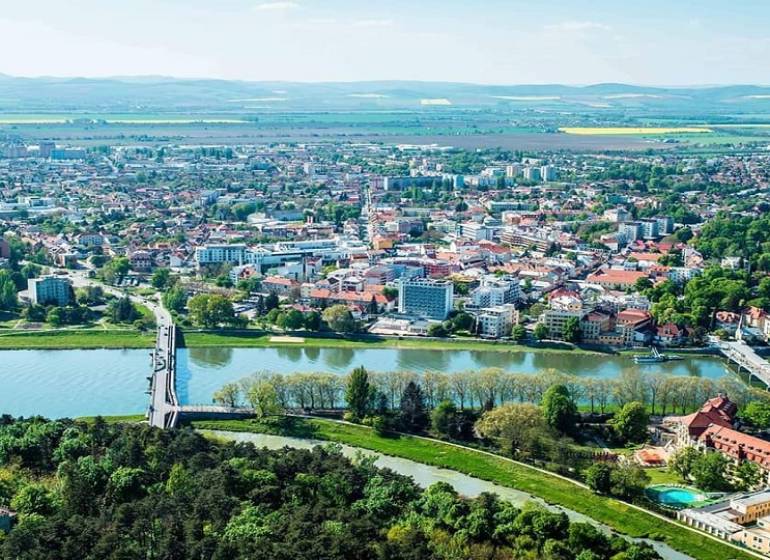 Letecký pohled na Piešťany s nabídkou na 1-pokojový byt.