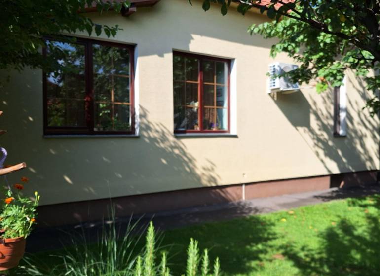 Rodinný dům na Šalské ulici v Šaľe, obklopený zelení a stromy.