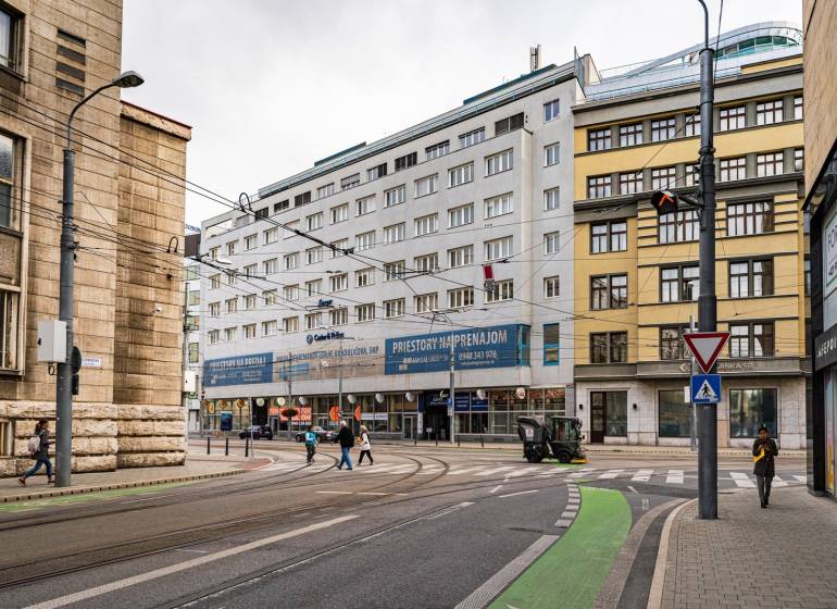 Budovy na Štúrově ulici s kancelářemi v Bratislavě - Starém Městě.
