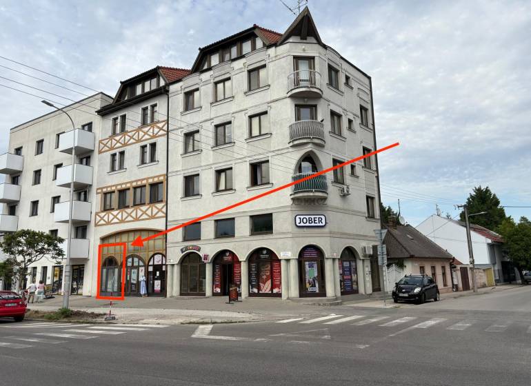 Budova na Petöfiho ulici v Komárně s obchodními prostory v přízemí.