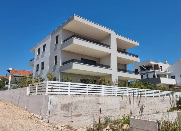 Exteriér 4pokojového bytu ve městě Vodice ukazuje moderní novou budovu.
