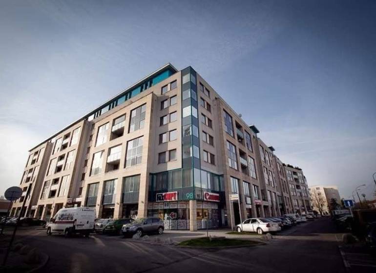 Vícepodlažní budova s obchodními prostory na Vajnorské ulici, Bratislava - Nové Město.