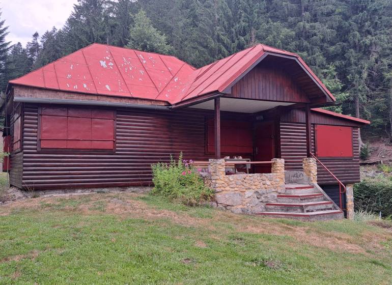 Rekreační chata a okolí v Ružomberku na Nižním Matejkově, před hustým lesem.