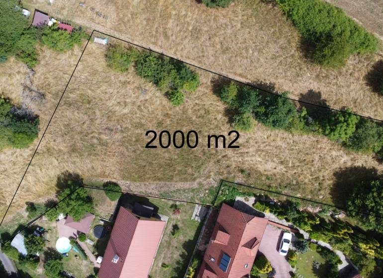 Letecký pohled na pozemek 2000 m² vhodný k bydlení v Banské Štiavnici na ulici SNP.