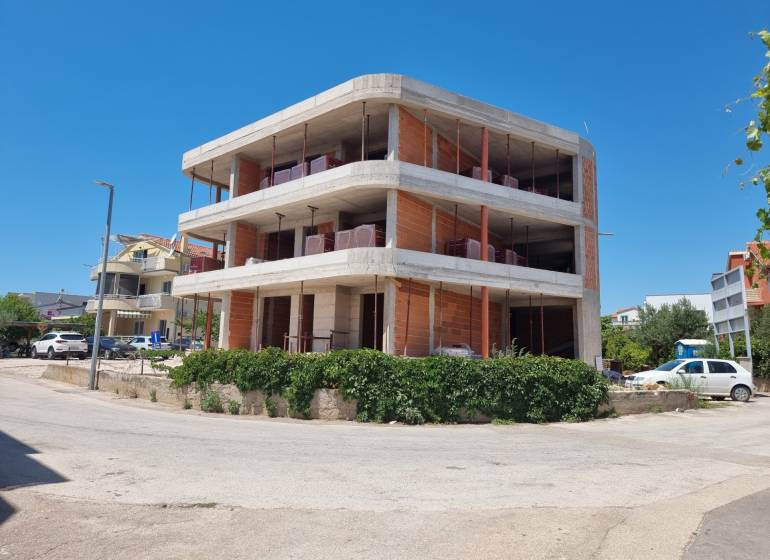 Nedokončená budova se železobetonovou a cihlovou konstrukcí ve městě Vodice.
