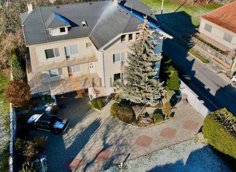 Vila na Športovců v Topoľčanech se dvěma auty a velkou zahradou.