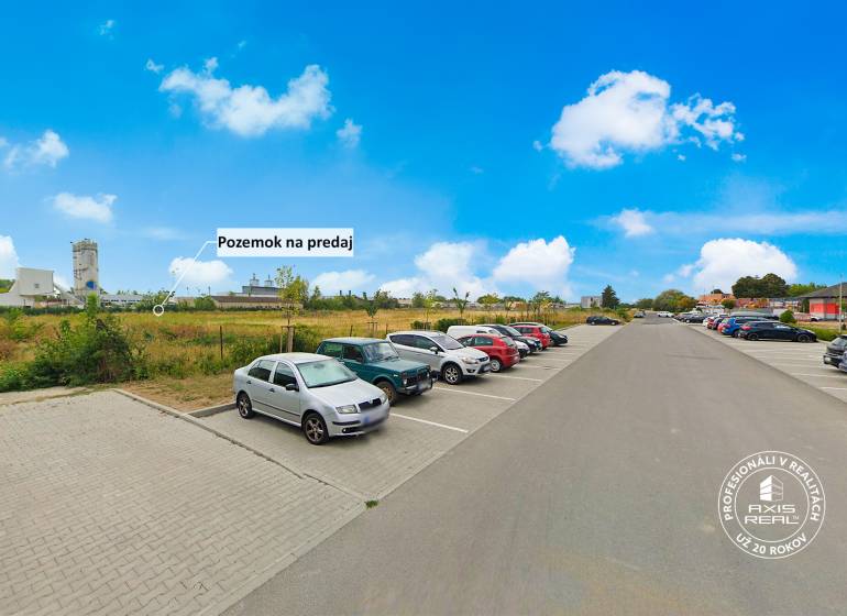 Parkoviště vedle komerčního pozemku na Průmyslové ulici v Piešťanech.