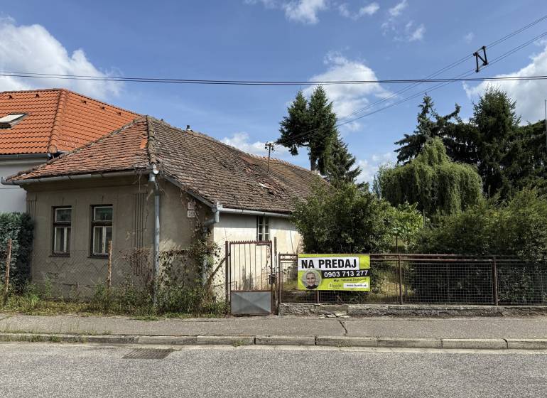 Starší dům na prodej ve Zlatých Moravcích s pozemkem na bydlení.