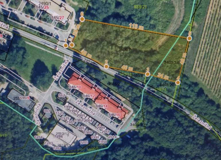 Letecký pohled na pozemky - komerční u Železniční ulice ve městě Velký Krtíš.