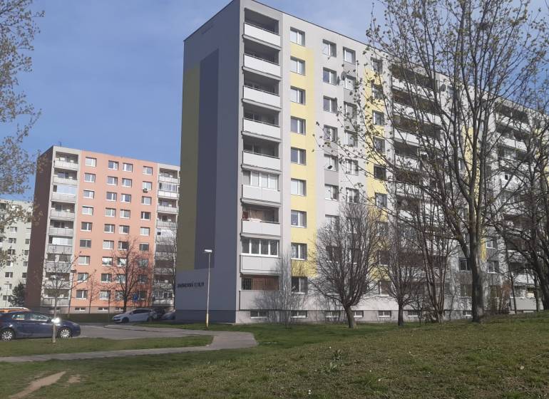 Bytový dům v Trnavě obklopený stromy s parkovacími místy. Vhodný pro 3-pokojový byt.