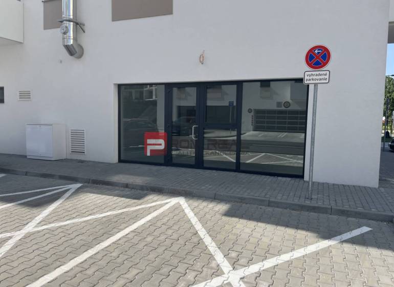 Obchodní prostory na ulici Eduarda Wenzla v Bratislavě III s vyhrazeným parkováním.