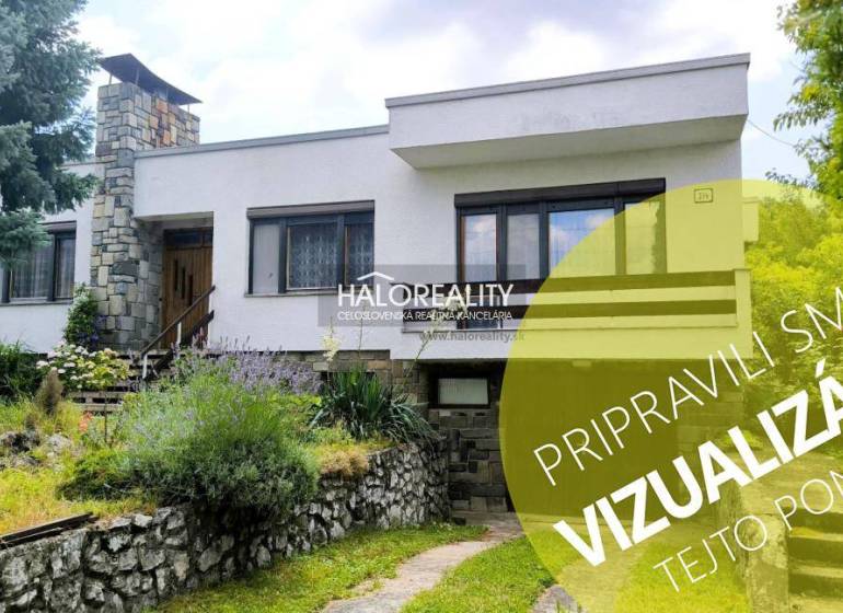 Rodinný dům v Plaveckém Mikuláši obklopený udržovanou zahradou a květinami.
