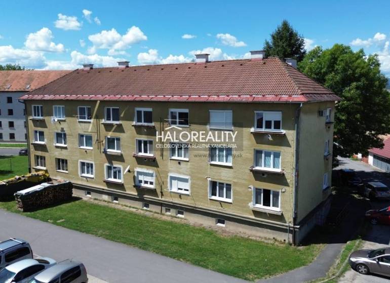 Předsíň 2pokojového bytu s dekorativními stěnami a věšákovou stěnou.