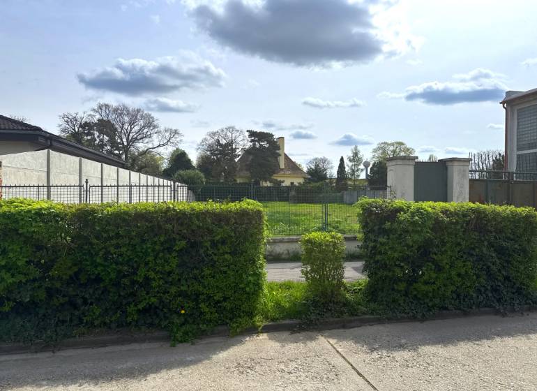 Pozemky - bydlení ve Sládkovičově, za zeleným plotem se nachází prostorná louka.