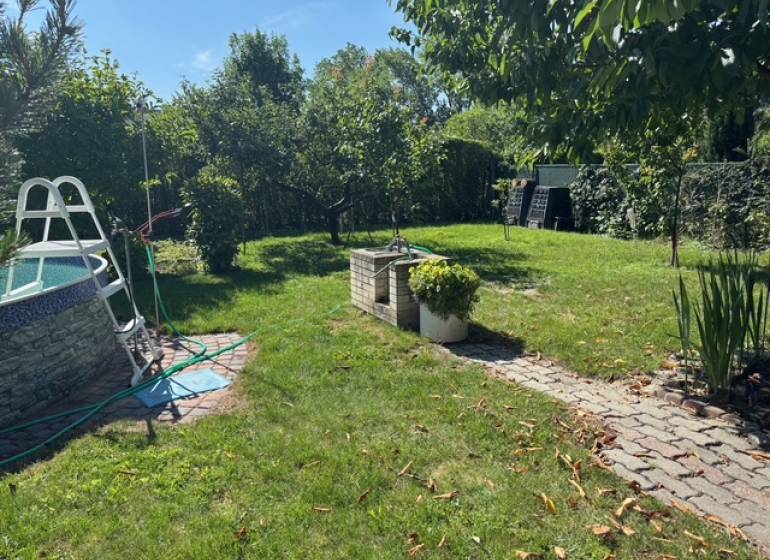 Zahrada s bazénem na Brezové ulici v Bratislavě-Vrakuni, Pozemky - bydlení.