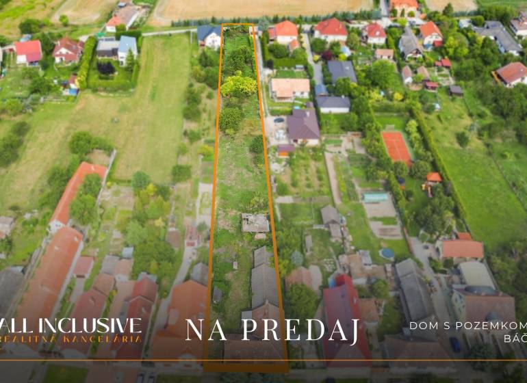 Letecký pohled na pozemky k bydlení v Báči s okolními domy.