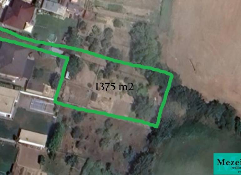 Letecký pohled na stavební pozemek v Zavare vhodný k bydlení, rozloha 1375 m².