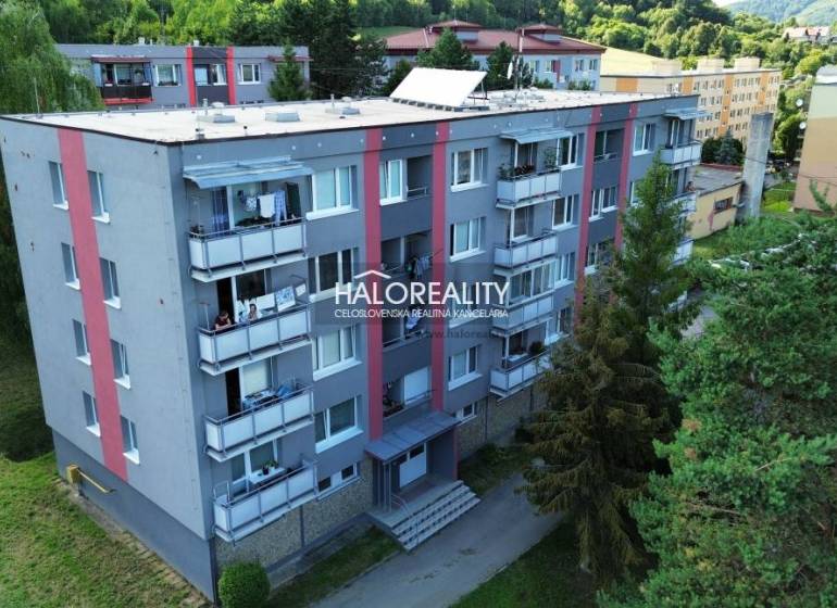 Bytový dům v Hnúšti obklopený zelení, nabízí 4pokojové byty se slunnými balkony.