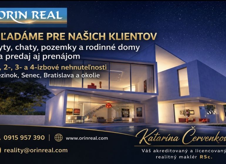 Rodinný dům se skleněnou fasádou, večerní obloha, kontakty realitní kanceláře Orin Real.