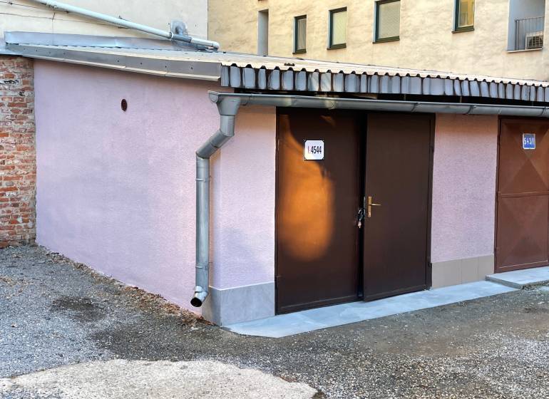 Garáže na Mlynskej v Košicích - městské části Staré Město se světle fialovou omítkou.