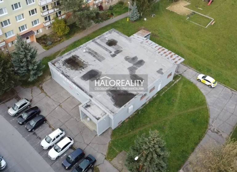 V Rimavské Sobotě jsou obchodní prostory obklopené paneláky a parkovacími místy.