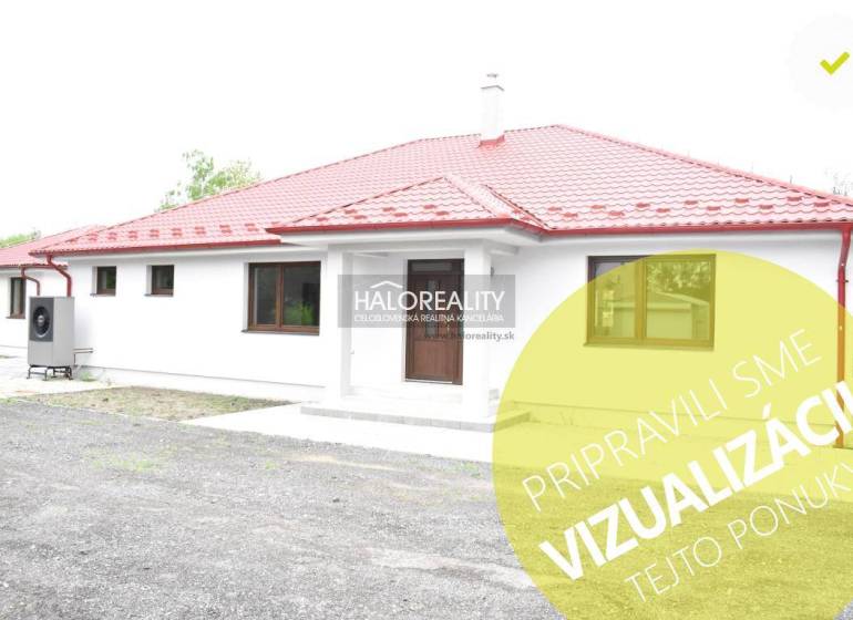 Rodinný dům v Závodě s červenou střechou a bílou fasádou.