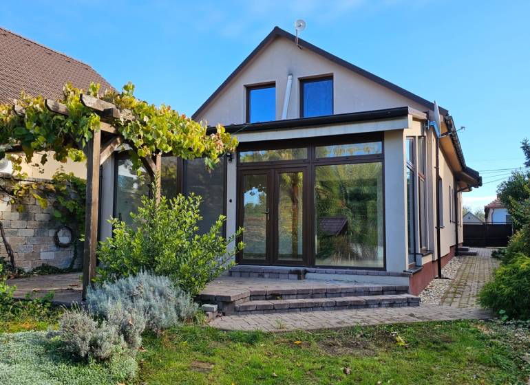 Rodinný dům na Štúrově ulici ve Vráblech s terasou a zahradou.