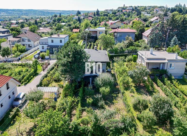 Letecký pohled na rodinný dům na Kamenné ulici v Nitře obklopený zelení a zahradou.