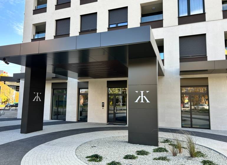 Vchod do budovy na Karpatské ulici v Popradu s moderním designem a elegantními detaily.