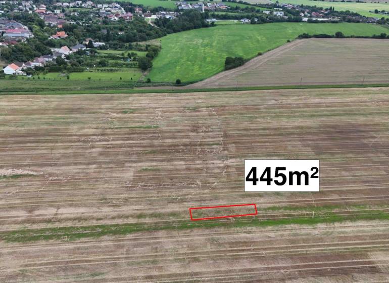 Zemědělské a lesní pozemky v Novém Městě nad Váhom se zvýrazněnou parcelou 445 m².